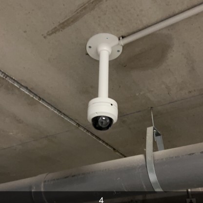 Photo d'une caméra de surveillance dans un parking