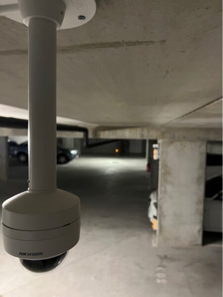 Caméra de surveillance dans un parking